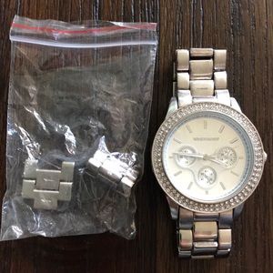 Wristolgy Silver Watch